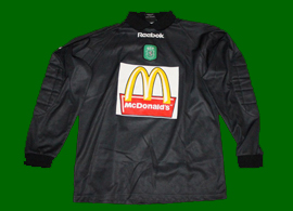 Equipamento de guarda-redes de 2000/01, verso em negro. Usado por um jogador da Academia Sporting de Alcochete