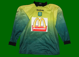 >Camisola de guarda-redes da formao do Sporting, com patrocnio McDonalds