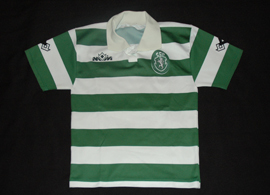 1995/1996, camisola dos iniciados do Sporting. Equipamento listado de jogo, de um jovem de 12 anos. Emev