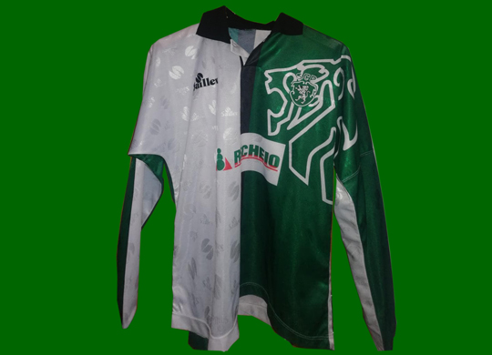 1996/97 a 1997/98. Camisola Stromp dos iniciados. Equipamento do Sporting de futebol