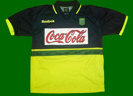 1999/2000, juniores do Sporting. Camisola alternativa de jogo com publicidade em encarnado  Coca-Cola