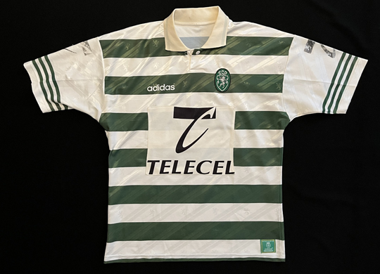 1996/97. Primeiro modelo de camisola Adidas com patrocínio Telecel em pano, usado na pré-época desde o jogo de inauguração