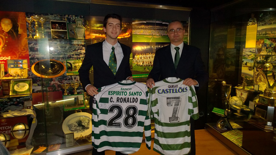 o verdebranco ofereceu uma camisola do Figo ao Museu do Sporting