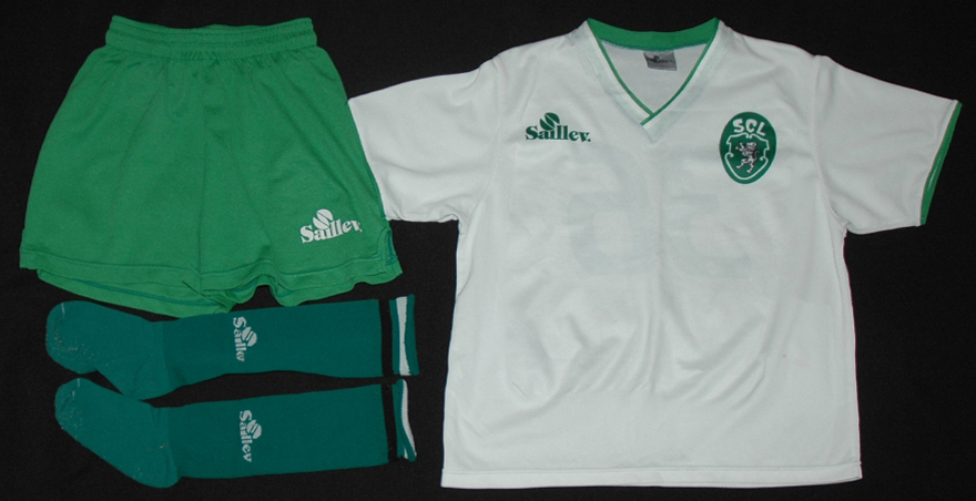 Equipamento alternativo de criana do Sporting Clube de Lourel