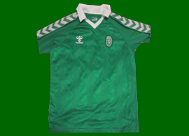 Away Sporting Lisbon top, all green, made by Hummel. A classic jersey!