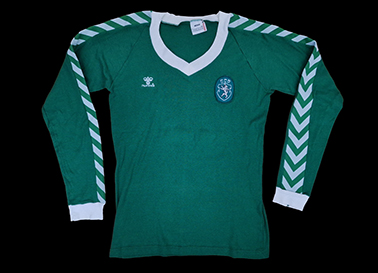 1987/88. Camisola alternativa verde da Hummel, preparada para jogo