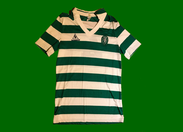 Camisola de futebol do Sporting. O nmero em pano est por cima de um nmero modelo LCS