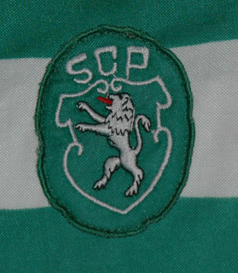 Equipamento de jogo listado da Le Coq Sportif, usado no jogo contra o Cosmos de 9 de junho de 1985. O Sporting perdeu 2-0. Carlos Xavier