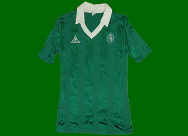 1984/86. Equipamento Le Coq Sportif alternativo de mangas curtas, verde