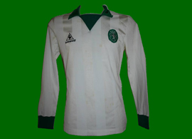 1983/1984. Equipamento alternativo branco do Manuel Fernandes. Camisola oficial do Manel Fernandes