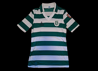 Camisola Le Coq Sportif do Sporting, com patch de campeo nacional, sem nmero, e emblema no tradicional