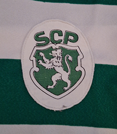 Camisola Le Coq Sportif do Sporting, com patch de campeo nacional, sem nmero, e emblema no tradicional