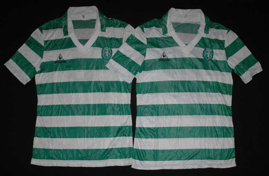 Duas camisolas de jogo Le Coq Sportif do Sporting de frente