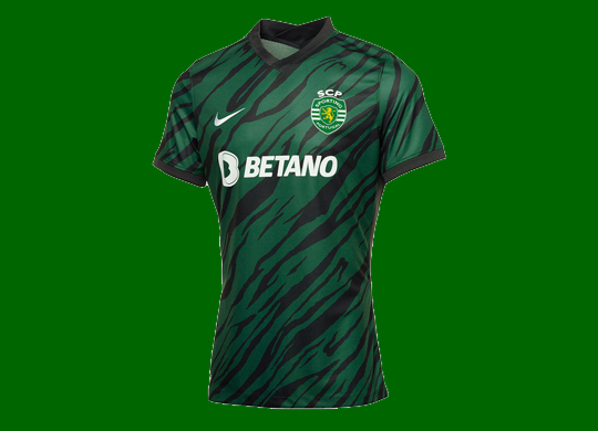 2021/22. Terceira camisola alternativa do Sporting da Nike, em camuflado verde/preto