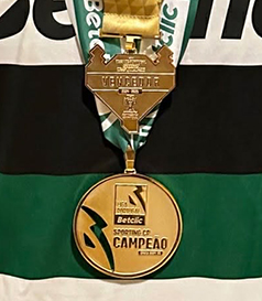 2024/25. Camisola de jogo do Trinc�o, com as medalhas relativas ao Campeonato e � Ta�a de Portugal