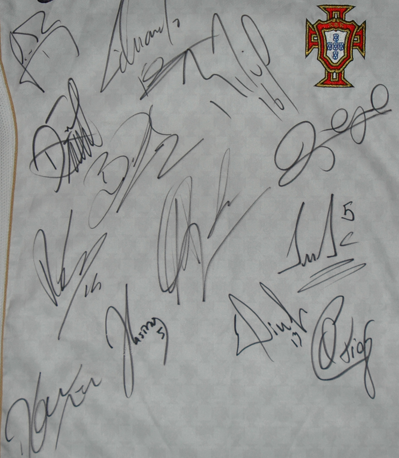 Portugal 2004/06, away shirt signed by national team players who played against Albania the 6th June 2009