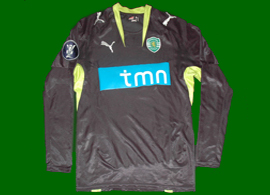 2007/08. Equipamento alternativo de jogo do jogador de futebol do Sporting Yannick Djal, modelo da Taa UEFA