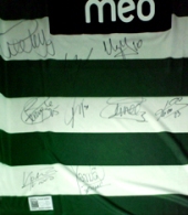 Camisola assinada por Adrien, Xando, Carrio, Pranjic, Pereirinha, Izmailov, Wolfswinkel, Insa, Marcelo Boeck, Boulahrouz