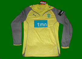 Yellow with gray sleeves, goalkeeper jersey. This model was seldom used by the Sporting goalies