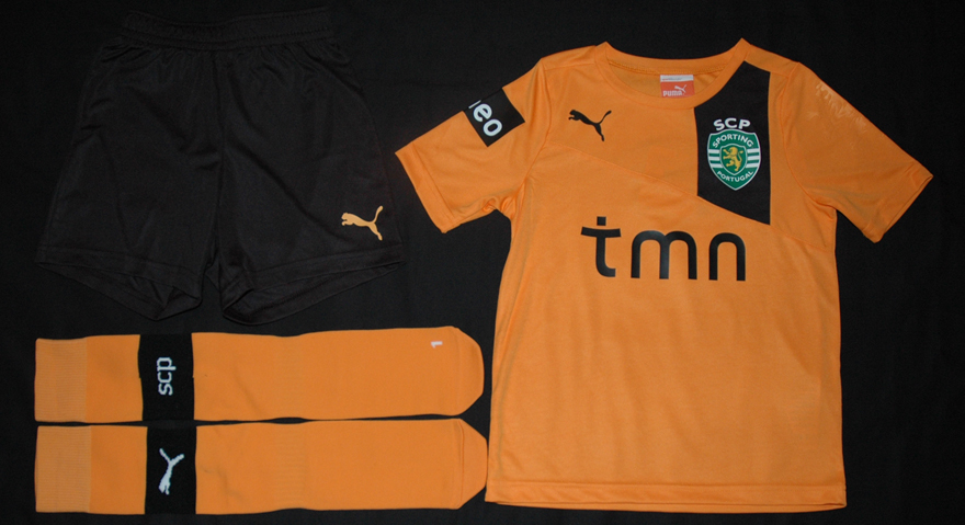 2012/2013. Camisola de um mini kit alternativo laranja do Sporting, para criança de 5-6 anos