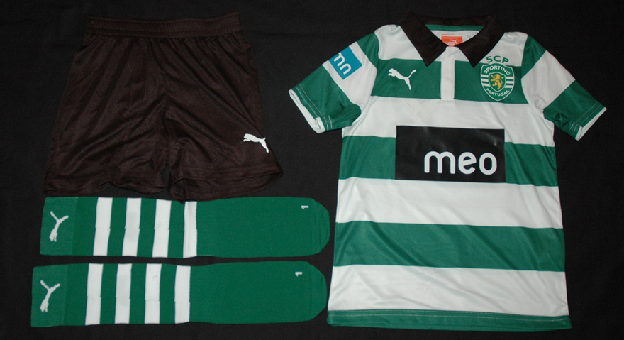 2012/2013. Camisola de um mini kit listado do Sporting, tamanho 5-6 anos