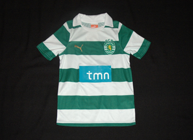 2011/2012. Small child mini kit, with plastic/rubber Sporting Lisbon lion crest. Complete with sorts and socks