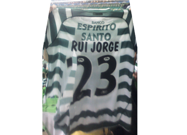 a camisola de Rui Jorge rasgada por José Mourinho no Sporting-Porto de 2004