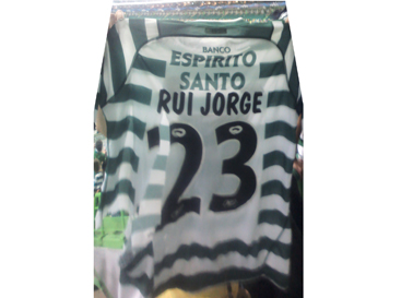 a camisola de Rui Jorge rasgada por Jos Mourinho no Sporting-Porto de 2004