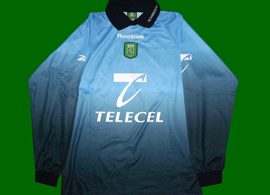 Equipamento de guarda-redes azul, rplica Peter Schmeichel. Lettering branco  frente e preto atrs