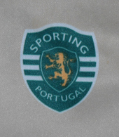 Camisola alternativa do Sporting dourada, de criana, com o emblema estampado