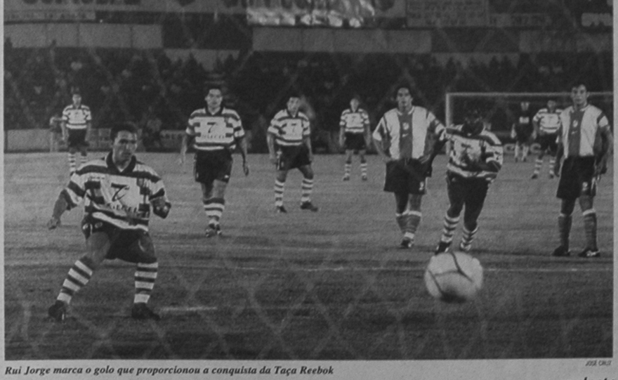 Rui Jorge a marcar o golo de penalty que deu o Trofu Reebok ao Sporting em 1999 contra o Atltico de Madrid