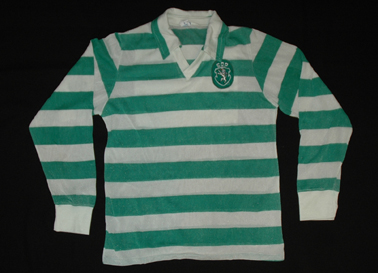 1981. Camisola listada de mangas compridas, marca Cosmos, usada em trs jogos da Taa UEFA do Sporting