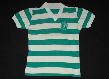 1980/1981. Equipamento usado num jogo do Sporting, com escudo de campeão nacional
