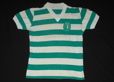 1980/1981. Equipamento usado num jogo do Sporting, com escudo de campeo nacional