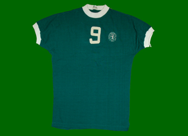 Anos 1970. Equipamento alternativo verde de basquetebol