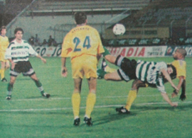 Equipamento rplica da loja, personalizado com o nome e nmero do Hadji. No  equipamento de jogo do Sporting