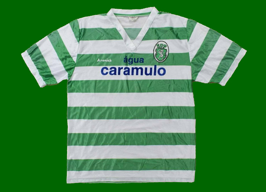 1992/93. Camisola listada de feira do Sporting, marca Aronick. Patrocnio gua Caramulo