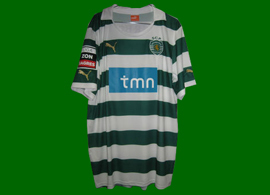 Camisa provavelmente contrafeita, montada com o patch da Liga e o nome e número do Emiliano Insúa