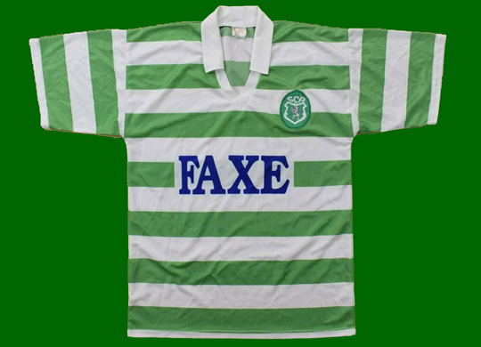 1993/94. Camisola contrafeita do Sporting, marca Confecções Fer (mais qualquer coisa que não se vê bem na foto). Patrocínio cerveja FAXE