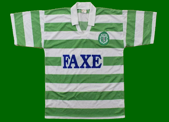 1993/94. Camisola contrafeita do Sporting, marca Confeces Fer (mais qualquer coisa que no se v bem na foto). Patrocnio cerveja FAXE