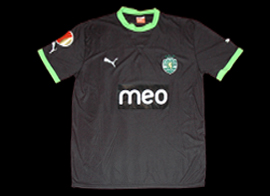 Black alternative shirt, personalized Onyewu, with poorly made Europe League patch Puma Sporting 2011 2012