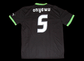 Equipamento alternativo negro Personalizado Onyewu, com patch da Liga Europa Puma Sporting 2011 2012