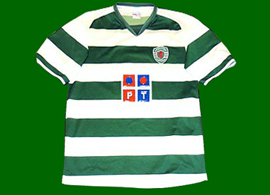 2004/2005. Equipamento do Sporting falso absolutamente vergonhoso, com o Leo Rompante a vermelho