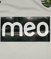 equipamento do Sporting 2011 2012 alternativo: branco com detalhes de verde fluorescente, com patrocnio da meo a preto