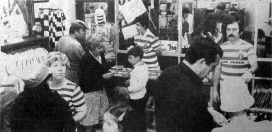 Loja Verde em 1983: funcionrios a usar camisolas de jogo antigas