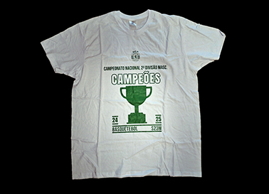 2024/25. T-shirt comemorativa da conquista do Campeonato Nacional da 2� Divis�o masculina de basquetebol do Sporting