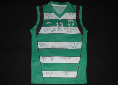 Sporting Lisbon basketball female senior side, shirt signed by the squad and by the trainer