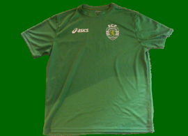T-shirt da Asics, oferecida aos participantes no Open Day do rugby do Sporting no Estádio Universitário de Lisboa a 26 de Maio de 2012