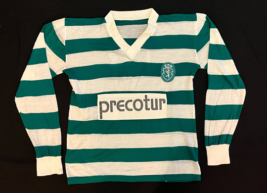 1985, camisola de malha sem marca de Voleibol do Sporting, mangas compridas. O número da frente foi retirado