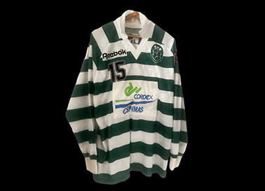 1993/94. Camisola de jogo de Nilson Le�o, da temporada em que o voleibol conquistou o tricampeonato nacional